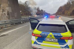 PKW-Brand auf Autobahn, Feuerwehr im Einsatz, Verkehrsbehinderung, verletzter Fahrer, Löscharbeiten.