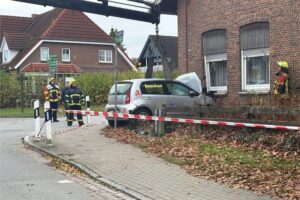 Verkehrsunfall: PKW prallt in Hausfassade, erheblicher Schaden, Einsatzkräfte vor Ort.