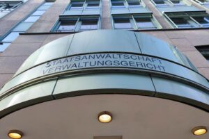 Gerichtssymbolik: Verwaltungsgericht mit Fokus auf Rechtsprechung zu Waffenexporten an Israel in Berlin.