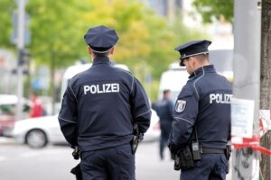 Unfall mit mehreren Autos auf Parkplatz: Seniorin verursacht 55.000 Euro Schaden.