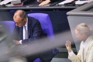 Friedrich Merz und Alice Weidel diskutieren während der Bundestagswahlumfrage bei ZDF-Politbarometer.