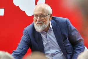 Herfried Münkler diskutiert Deutschlands Sicherheitsstrategien gegen russische Bedrohungen und hybride Kriegführung.