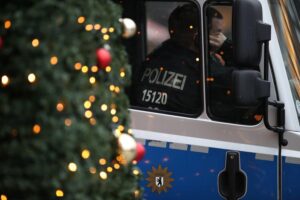 Polizei überwacht Christkindlesmarkt mit Kameras für mehr Sicherheit und Besucherwohlbefinden.