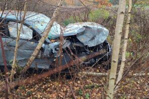 Zwei beschädigte Autos nach schwerem Unfall, Polizei sucht Zeugen für Unfallaufklärung.