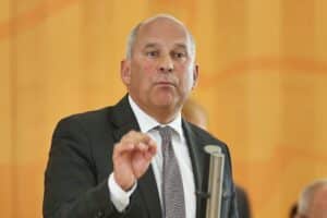Innenminister Poseck bewertet Polizei-Einsatz bei AfD-Jugendveranstaltung als Erfolg, dankt Einsatzkräften.