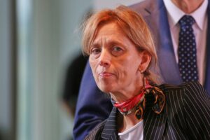 Karin Prien diskutiert gerechte Rentenlösungen und Generationenvertrag im Bundestag während eines Streits.