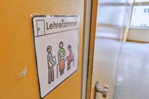 Genderzeichen vor Lehrerzimmer symbolisiert Bildung, Vielfalt und den Kampf gegen Rechtsextremismus in Schulen.