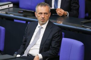 Regierung drängt Industrie zu Investitionen in KI in Deutschland Thomas Jarzombek spricht über Deutschlands Rolle in KI und Cloud-Technologien für die Industrie.