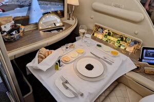 Luxusflugzeuge und First-Class-Kabine symbolisieren den Streit um Luxusflug-Abgaben für Klimaschutz.