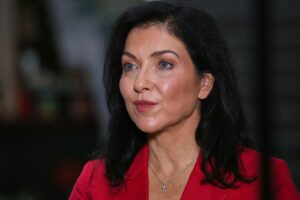 Katherina Reiche bei Veranstaltung in Abu Dhabi, unterstützt den ADQ-Einstieg bei Covestro.