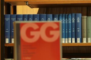 Das Bild zeigt eine Ausgabe des Grundgesetzes in einer Bibliothek, Symbol für Kinderrechte.