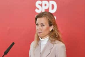 Politiker diskutieren Bedenken zu US-Friedensplan für Ukraine, visuelle Darstellung von Diplomatie und Konflikt.