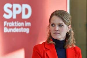Sonja Eichwede diskutiert über Rentenpaket und Koalitionsvertrag, beeinflusst von politischen Spannungen.