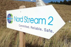 Hinweisschild Nord Stream 2, symbolisiert Kontroversen und unterschiedliche politische Standpunkte zur Energiepolitik.