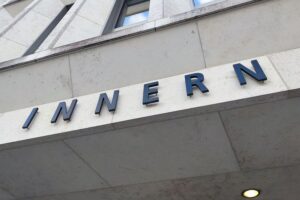 Thüringens Innenminister und Bundesinnenminister diskutieren Drohnenabwehr und Kompetenzverteilung zur Sicherheit.