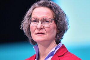 Politiker im Austausch: Ina Scharrenbach und Jochen Ott diskutieren über kommunale Finanzierungsprobleme.