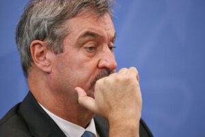 Markus Söder in einer politischen Diskussion über Bayerns Finanzpolitik und Familienunterstützung.