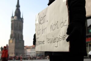 Frauen demonstrieren gegen Gewalt, fordern Unterstützung und Schutz für Betroffene im Saarland.