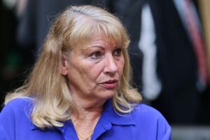 Petra Köpping spricht für Solidarität mit HIV-Infizierten an Welt-Aids-Tag, Symbol gegen Diskriminierung.