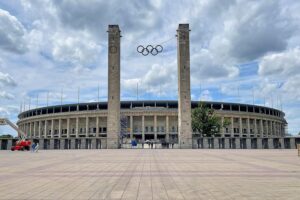 Das Bild sollte das Olympiastadion in Berlin mit Menschen und sportlichen Aktivitäten zeigen.