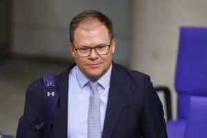 Carsten Schneider spricht über Klimaschutz, Gesellschaft und notwendige Entpolarisierung in Berlin.