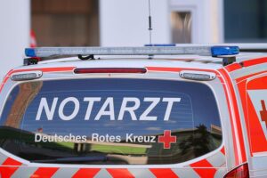 Eine schwangere Frau wird nach Pkw-Unfall medizinisch versorgt, Polizei untersucht Vorfahrtmissachtung.