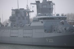 Reeder befremdet deutsches Nein zu Militäreinsatz Deutsches Kriegsschiff im Hafen, Symbol für maritime Sicherheit und internationale militärische Möglichkeiten.