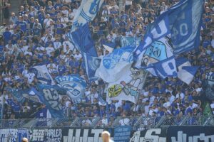 Schalke-Fans feiern, während ein verletzter Fan und ein aggressiver Vater Schlagzeilen machen.