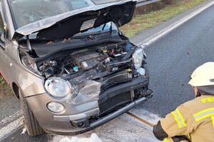 Zwei beschädigte Pkw auf Autobahn mit Einsatzkräften versorgen Unfallopfer und sichern Unfallstelle.