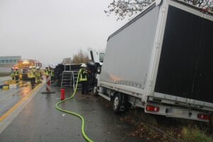 Unfall auf Autobahn: umgekippter Mercedes Sprinter, Feuerwehr befreit verletzte Insassen.