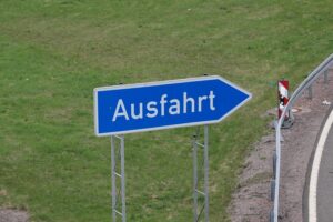 Schwerer Verkehrsunfall auf Autobahn 8: Schäden, Verletzte und Baustellenstau sichtbar.