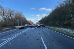 Zwei verunglückte Fahrzeuge auf Bundesstraße 10, Unfallstelle mit Polizei und Fahrzeugen.