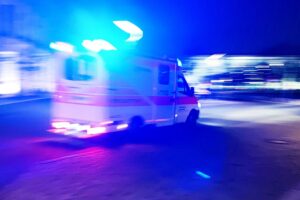 Rettungswagen am Unfallort, schwer verletzter Fahrer, Polizei untersucht Alkoholisierung.