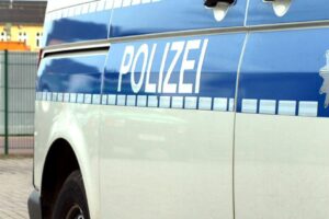 Zwei beschädigte Autos nach schwerem Unfall, Feuerwehr und Polizei im Einsatz, Rettungshubschrauber bereit.