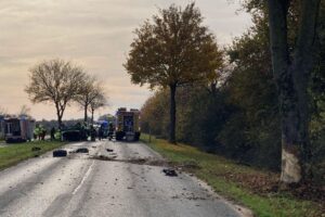 Schwerer Verkehrsunfall in Moers – Auto kollidiert mit Baum, Fahrer verletzt und gerettet.