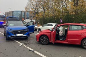 Verkehrsunfall mit zwei Verletzten und hohem Sachschaden in Monheim am Rhein.