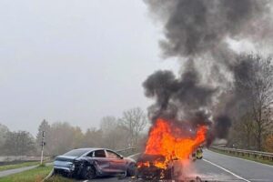 Schwerer Verkehrsunfall mit brennendem Auto und Einsatzkräften auf dem Friesendamm in Wilhelmshaven.