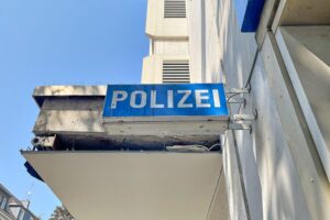 Schwerer Unfall in Kranenburg: Pedelecfahrer bei Zusammenstoß verletzt Schwerer Verkehrsunfall auf B480: Polizei und Feuerwehr retten verletzte Personen aus Fahrzeugen.