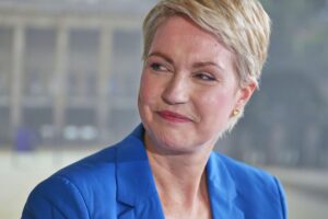 Schwesig will Rentenpaket nicht aufschnüren Manuela Schwesig diskutiert Rentenpaket, zeigt Offenheit für Gespräche, betont soziale Gerechtigkeit.