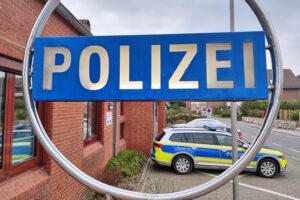 Polizeibeamte sichern Beweise nach Einbrüchen in Einfamilienhäusern in Kamen.