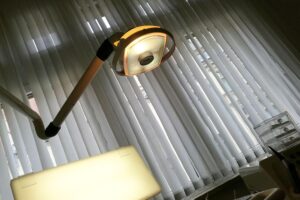 Zahnarztstuhl mit Patientenblick, symbolisiert Gesundheitskontrollen und Bürokratieabbau in der Zahnmedizin.
