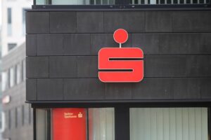 Sparkassen rechnen 2025 mit Gewinnrückgang Sparkassen mit Grafiken zu Gewinnen, Zinssenkungen und Baufinanzierungen in Berlin.