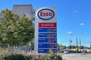 Steigende Kraftstoffpreise an einer Esso-Tankstelle, Fokus auf Diesel und Benzinpreise.