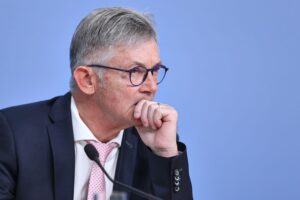 Ralph Spiegler präsentiert Rechtsgutachten zur finanziellen Unterstützung deutscher Kommunen in Berlin.