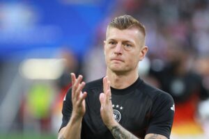 Toni Kroos erhält Verdienstkreuz im Santiago-Bernabéu-Stadion von Bundespräsident Steinmeier.