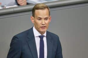 Hendrik Streeck spricht über menschenzentrierte medizinische Versorgung für Hochbetagte und ethische Herausforderungen.