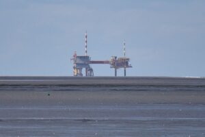 Gas-Bohrinsel vor dem Hintergrund des Klimawandels und globaler CO2-Emissionen.
