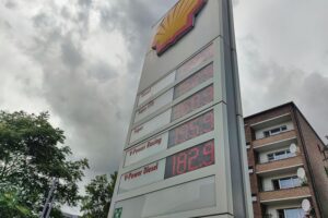 Senkende Kraftstoffpreise an einer Shell-Tankstelle in Deutschland, mit Preisen und Tankstelle im Fokus.