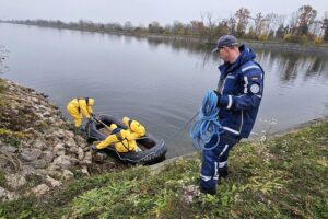 THW-Einsatz: Ehrenamtliche bergen tote Vögel im Schlauchboot, ausgestattet mit Schutzausrüstung.