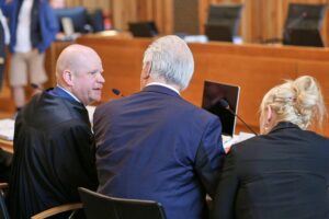 Thüringens Innenminister kritisiert SPD-Kurs, betont Arbeit für sichere, gut bezahlte Jobs.